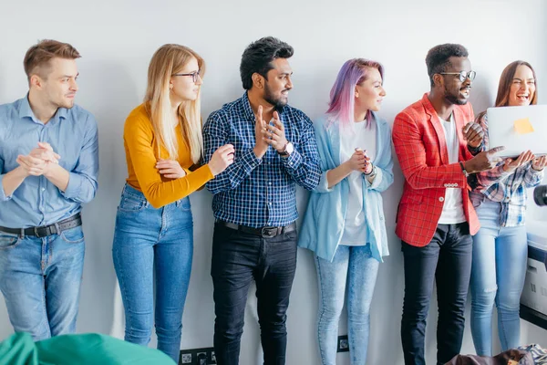 Groupe multiethnique de jeunes en tenue décontractée isolés sur fond gris — Photo