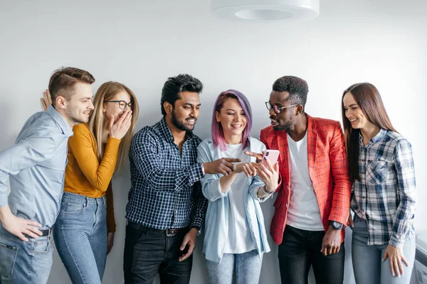 Multi-etnische groep van jongeren in casual dragen geïsoleerd over grijze achtergrond — Stockfoto