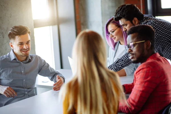 Multiraciala människor vid arbetsmötet Diskussion Företagskoncept — Stockfoto