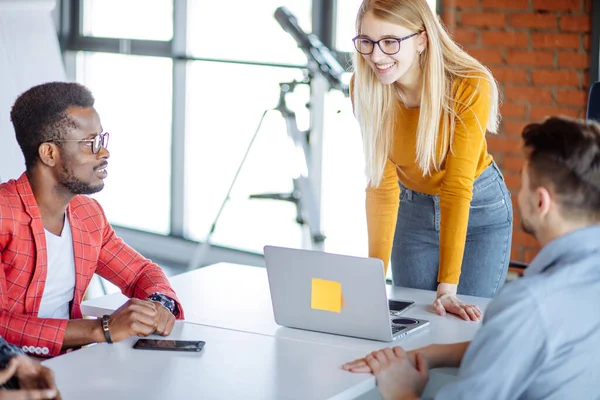 Travail d'équipe à la société interantionale bureau moderne — Photo