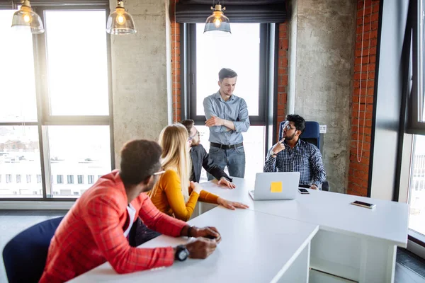 Trabalho em equipe no escritório moderno corporação interantional — Fotografia de Stock