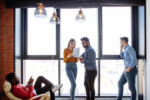 Žena architekt učitel pomáhá studentům s projektem pro univerzitní studijní práce — Stock fotografie