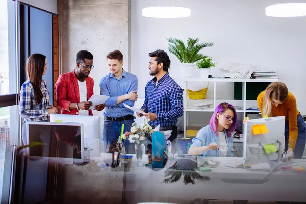 Ungdomsgruppen på moderna kontor diskuterar ett nytt projekt — Stockfoto