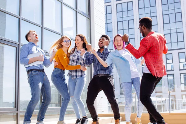 Grupo de jóvenes multiétnicos que se enfrían en un entorno urbano al aire libre — Foto de Stock