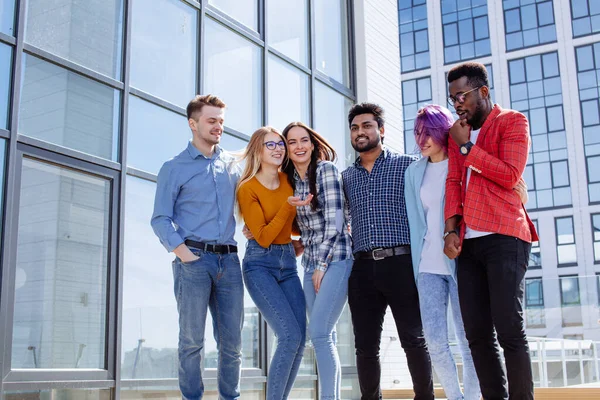 Grupo de jovens étnicos multi refrigeração em fundo urbano ao ar livre — Fotografia de Stock