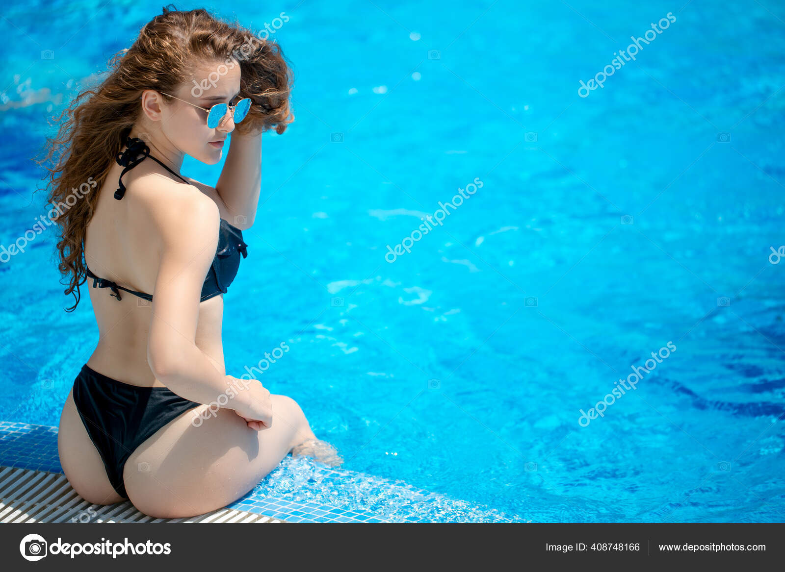 Mujer joven en bikini de la espalda aislada sobre fondo de agua - Main Image