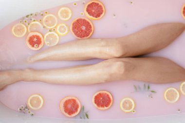Kadınların bacakları pembe süt banyosunda kapanıyor, Spa Eğlence Terapisi