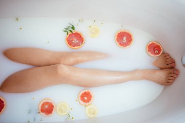 Süt banyosunda meyveli güzel seksi kadın
