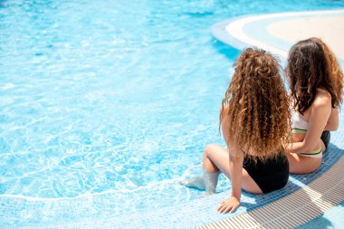 Farklı mayo ve güneş gözlükleriyle çekici kızlar.