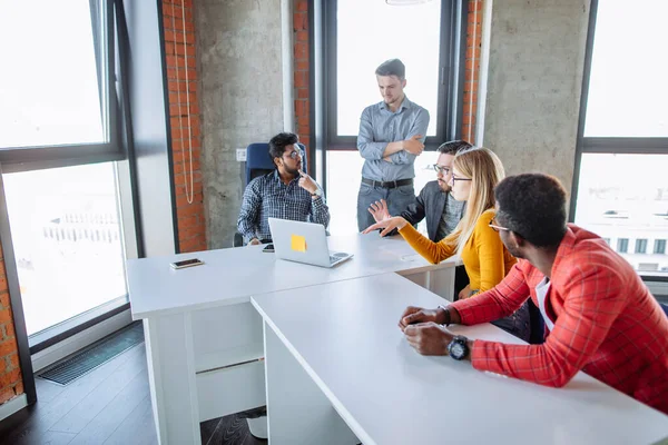 Teamarbeit im modernen Büro des Weltkonzerns — Stockfoto