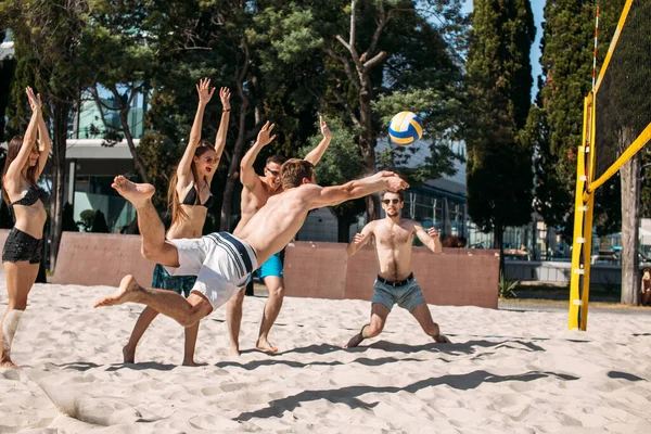 Siatkarze plażowi amatorzy w akcji — Zdjęcie stockowe