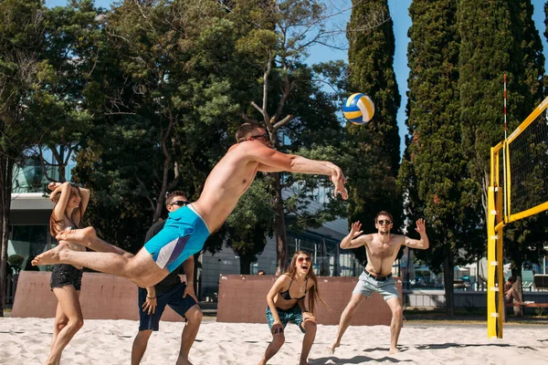 Siatkówka plażowa amatorzy gracze w akcji — Zdjęcie stockowe