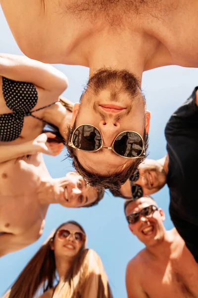 Gruppo di amici allegri ritratto in spiaggia sotto la luce del sole — Foto Stock