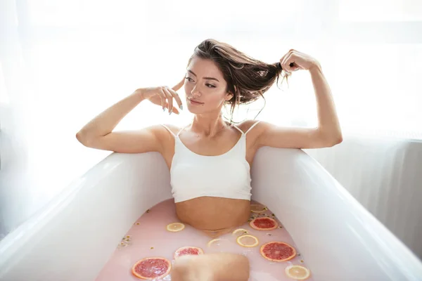스파 리조트에서 젖은 욕조에서 쉬고 있는 여성. 건강과 웰빙 개념 — 스톡 사진