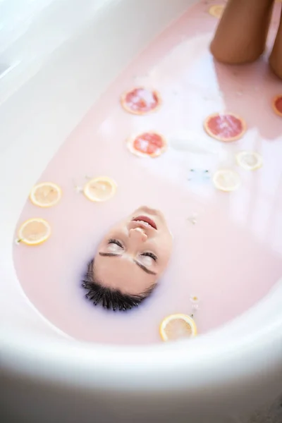 Rosto mulher no banho de leite. Conceito de cuidados com a pele Spa. Rosto saudável e rejuvenescimento. — Fotografia de Stock