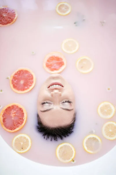 우유 목욕을 하고 있는 여성. 피부 관리 개념입니다. 건강 한 얼굴과 원기. — 스톡 사진