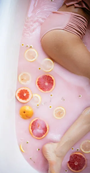 Mujer relajante en baño lechoso en balneario. Concepto de bienestar y bienestar — Foto de Stock