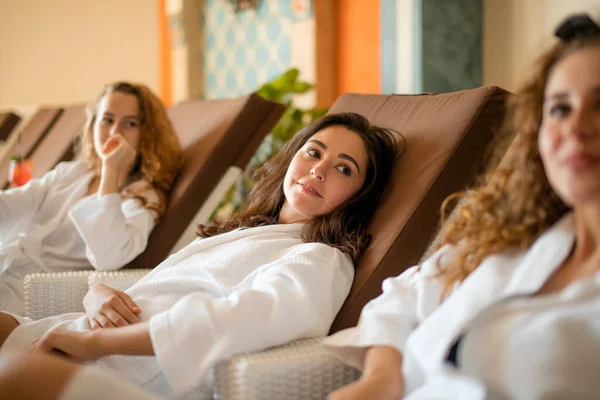 Jeunes femmes avec un verre de jus d'orange profitant de ses vacances au spa — Photo