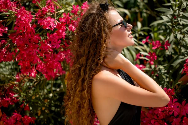 Mujer joven en traje de baño en el jardín del hotel de verano, viajar, resort y vacaciones — Foto de Stock