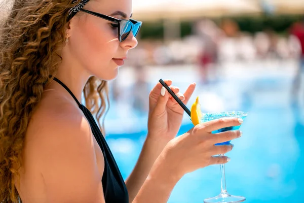 Mulher bonita desfrutando do sol em um café à beira-mar — Fotografia de Stock