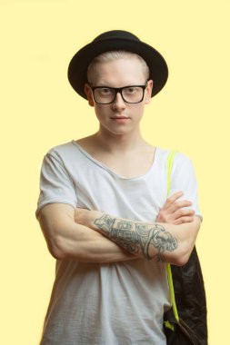 Seyahat konsepti. Fotoğraf çeken yakışıklı bir gencin stüdyo portresi..