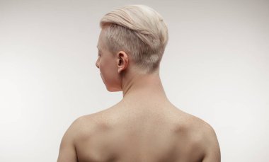 Bir dansçının arkası. Albino sağlıklı atletik beyaz kaslı genç adam.