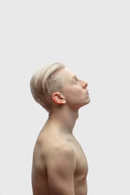 Beyaz Arkaplanda Üstsüz Güçlü Atletik Seksi Kaslı Erkek Modeli