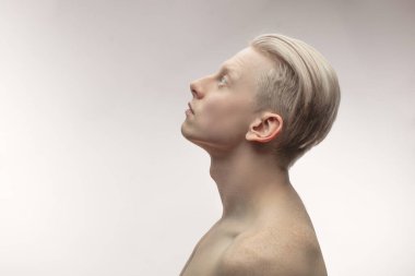 Beyaz Arkaplanda Üstsüz Güçlü Atletik Seksi Kaslı Erkek Modeli