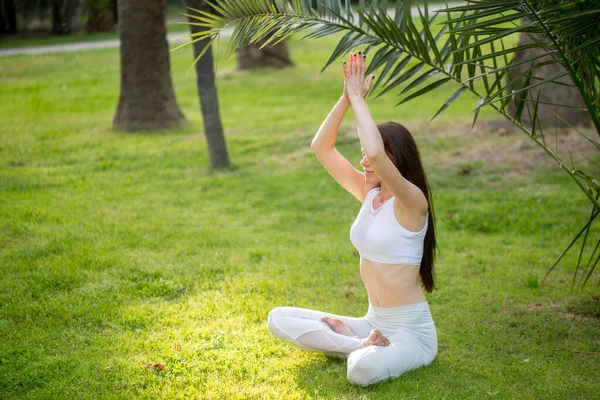 Joga Kobieta medytująca w lotosu poza zewnątrz, park, ogród, las — Zdjęcie stockowe