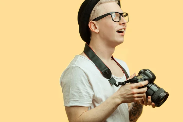 Utazási koncepció. Stúdió portré jóképű fiatalember fényképez a telefon kamera. — Stock Fotó