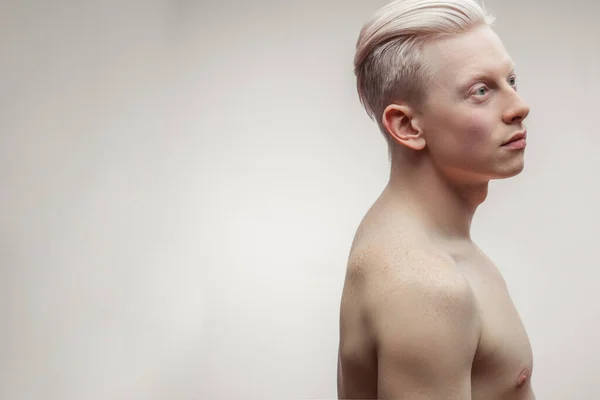 白种人背景下的无上衣强壮的运动性感男性模型 — 图库照片