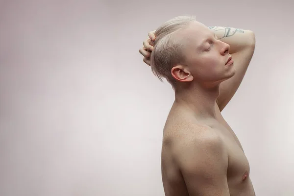 Shirtless ισχυρό αθλητικό σέξι μυϊκό αρσενικό μοντέλο σε λευκό φόντο — Φωτογραφία Αρχείου