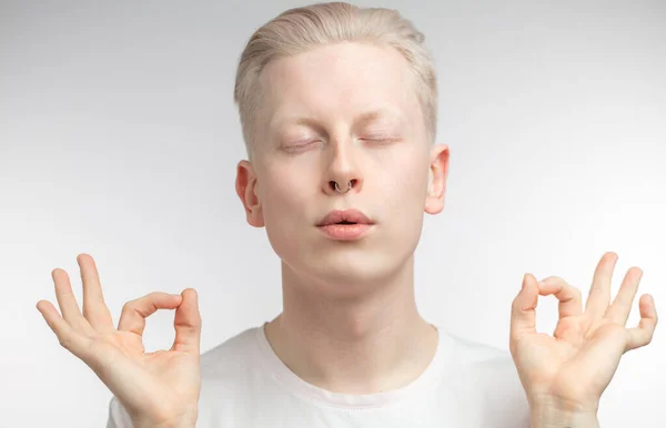 Concentrato uomo biondo con chiude gli occhi praticare yoga. — Foto Stock