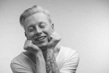 Sarışın, gülümseyen, neşeli görünüşlü hippi adam. Pozitif duygular