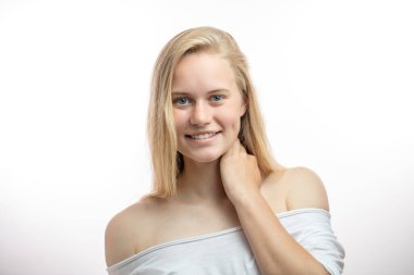 Beyaz arka planda kameraya bakan güzel bir kadın modelin portresi