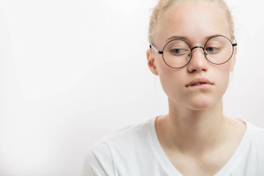 Sarışın kadın. Beyazlar üzerinde izole edilmiş.