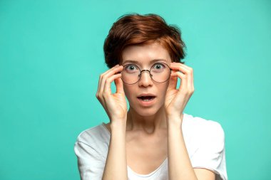 Şaşırmış kadın. İndirim, İndirim. Tüketim