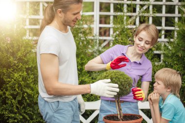 Anne ve küçük çocuk bahçıvanlık merkezinde alışveriş yapıyor.