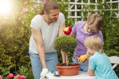 Anne ve küçük çocuk bahçıvanlık merkezinde alışveriş yapıyor.