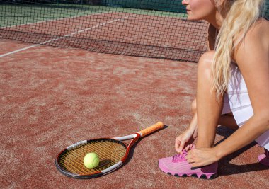 Bayan tenis oyuncusunun bacakları. Görüntüyü kapat..