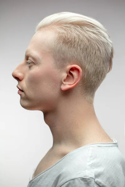 Módní model, muž izolovaný na bílém. Fešák albín chlap detailní up. — Stock fotografie