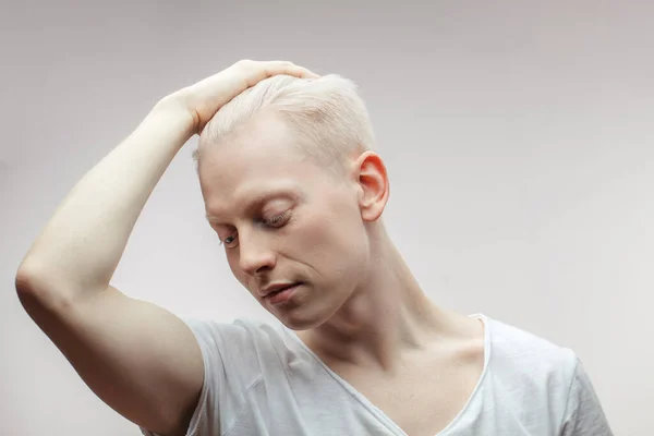 Modelo de moda masculino aislado en blanco. Guapo albino chico primer plano. —  Fotos de Stock