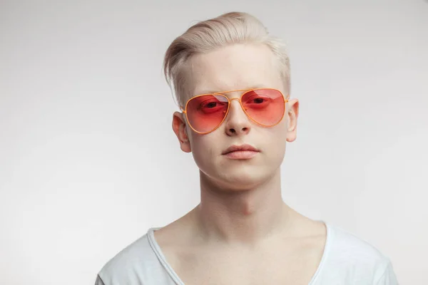 Modeporträt junger Mann mit pinkfarbener Brille und Einkaufstüten — Stockfoto