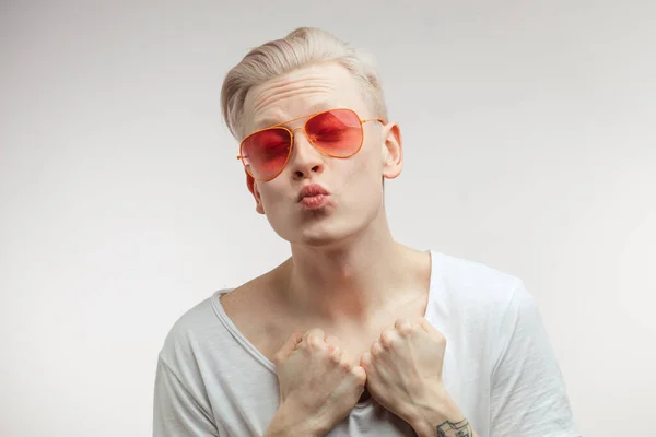 Портрет модного молодого человека в розовых очках с сумками — стоковое фото