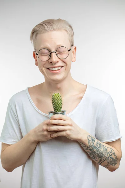 Retrato de un joven rubio con cactus —  Fotos de Stock