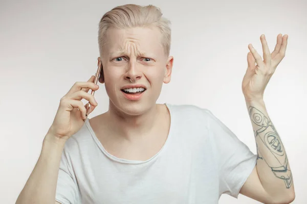 Homem irritado com rosto franzido recebendo notícias desagradáveis no telefone celular. — Fotografia de Stock