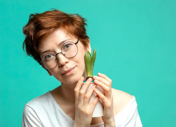 Kaukasische Frau mit Ingwerhaaren posiert mit Topfblume — Stockfoto