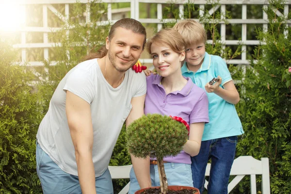 Parents giving children Countryside — Stock Photo, Image