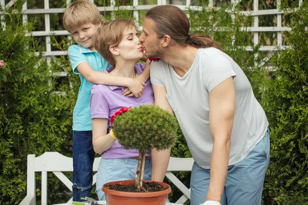 Ouders geven kinderen platteland — Stockfoto