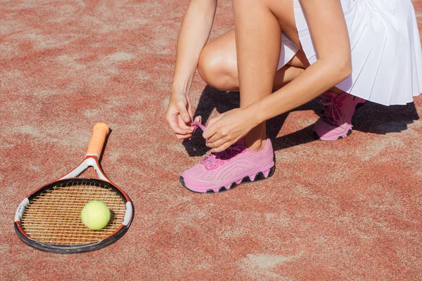 Piernas de jugadora de tenis femenino.Cerrar imagen. —  Fotos de Stock